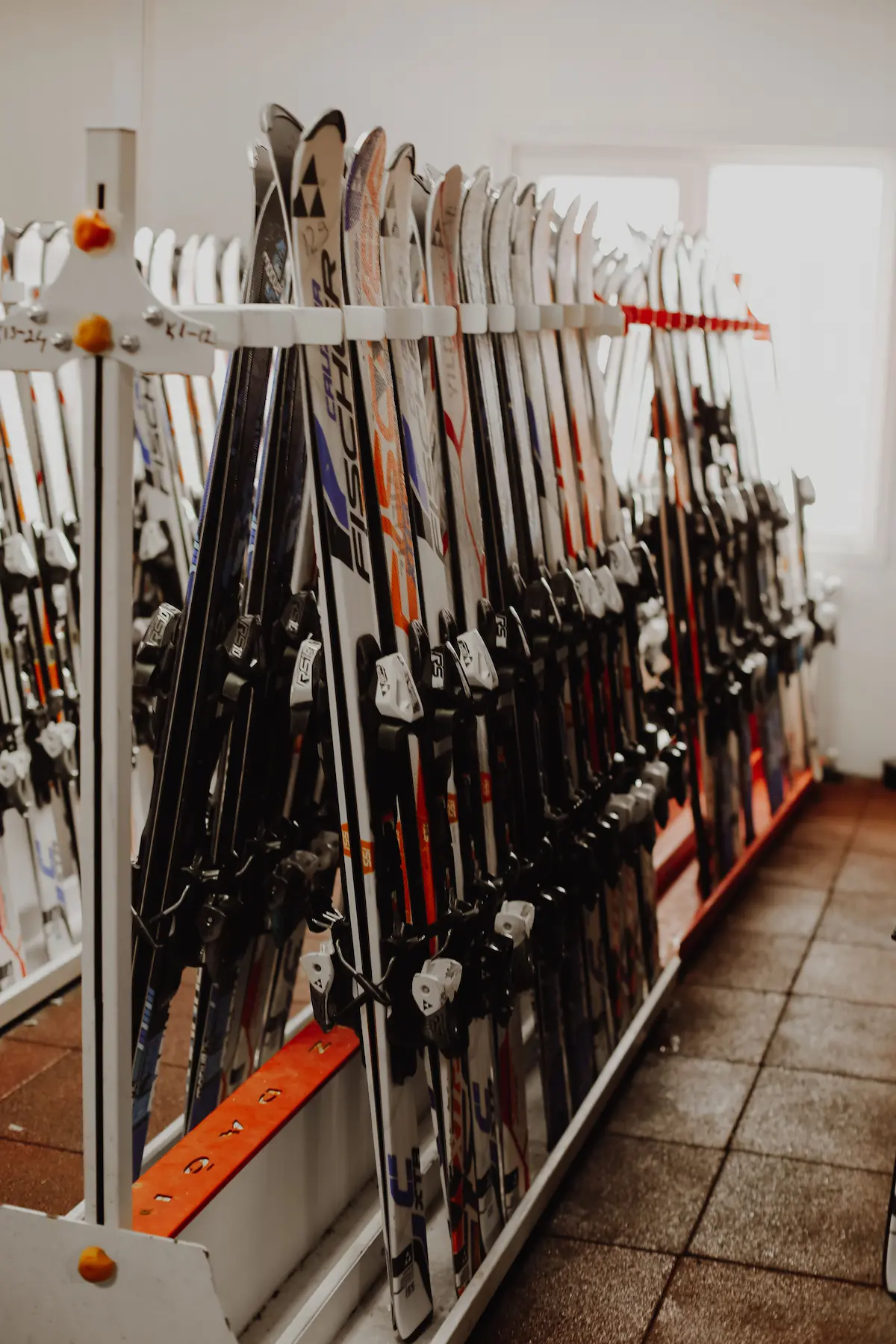 Indoor skiën op een overdekte skibaan in Nederland