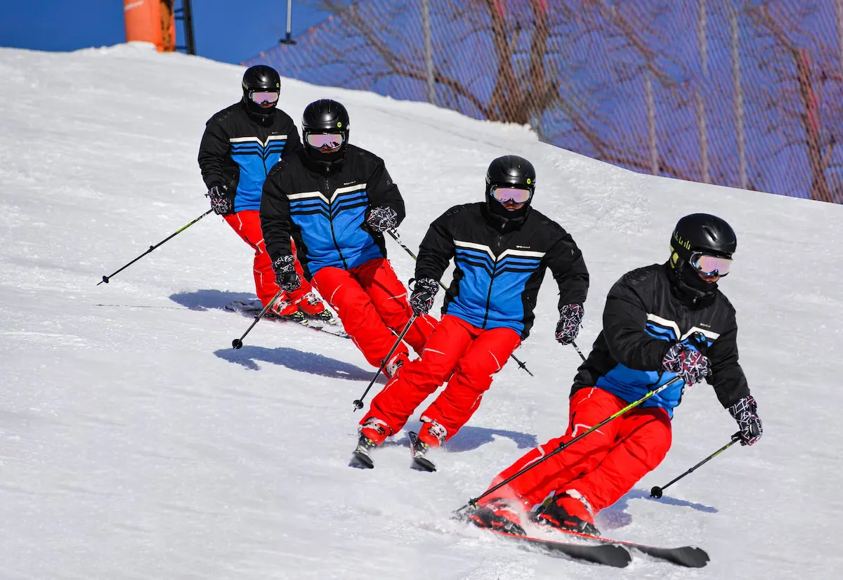 Skiër die parallel skiën leert op een blauwe piste