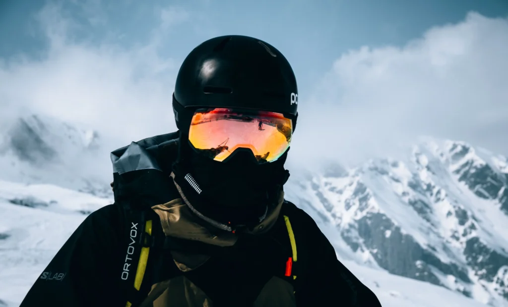Skiër met helm en skibril om skiblessures te voorkomen