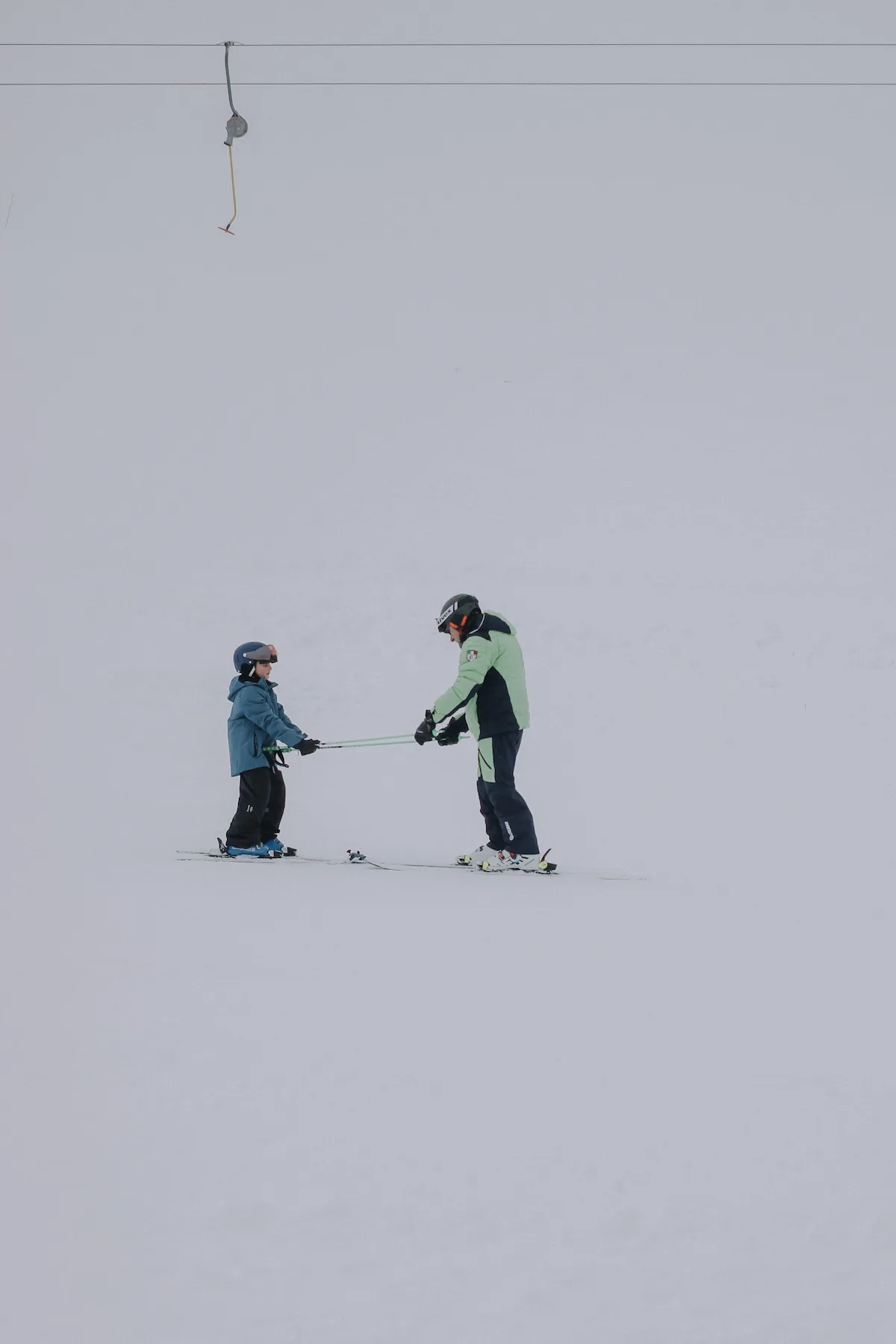 Skiën voor beginners tijdens een skiles op een flauwe helling
